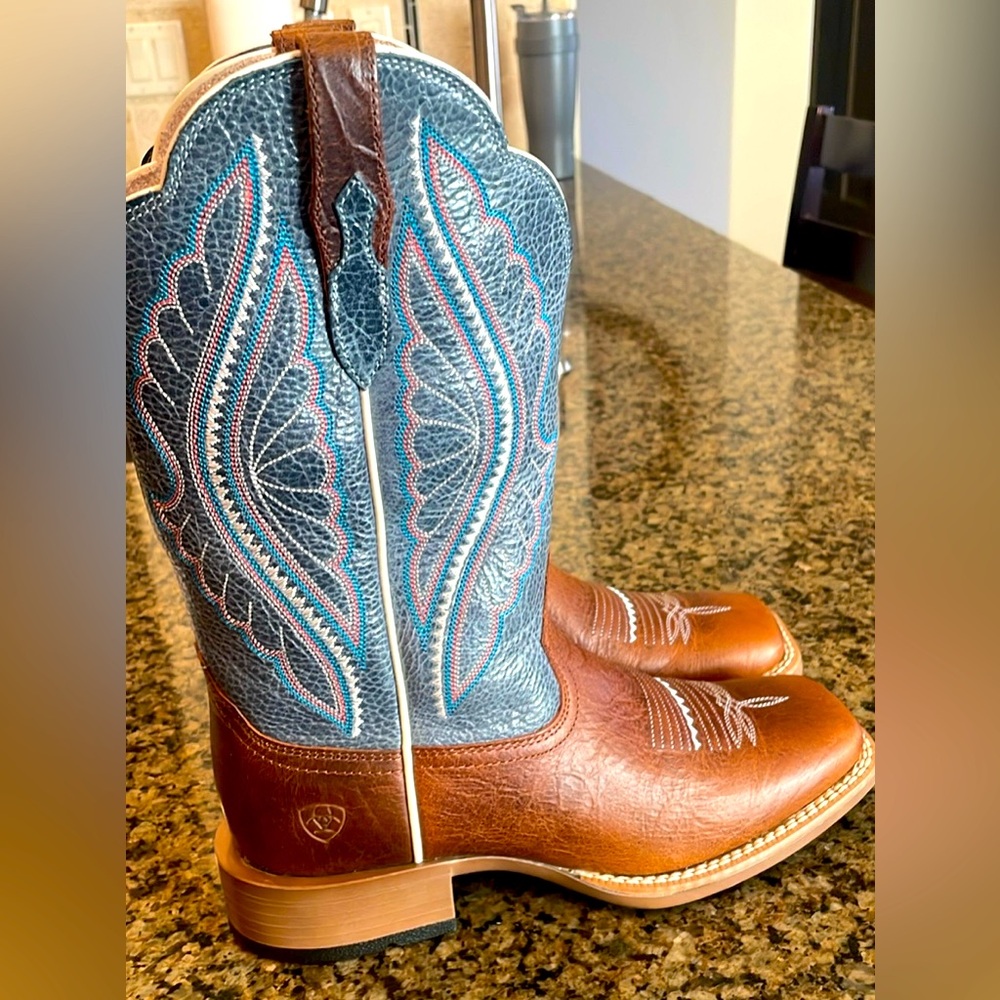 Ariat size 6.5 cowgirl boots.